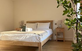 Woodlands House With Hot Tub